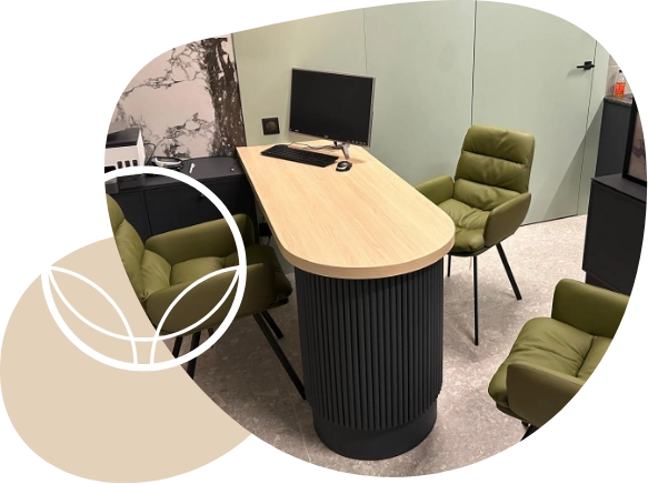 komputer, meble, krzesła w placówce medycznej Premium MED z Piły